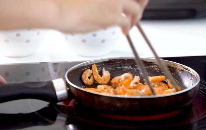 Ngọc Trinh nhờ giúp việc nấu 2 món ngon trong nhà triệu đô, chiếc chảo cũ mèm gây chú ý - 5