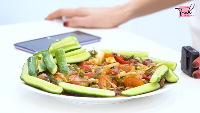 Ngọc Trinh nhờ giúp việc nấu 2 món ngon trong nhà triệu đô, chiếc chảo cũ mèm gây chú ý - 14