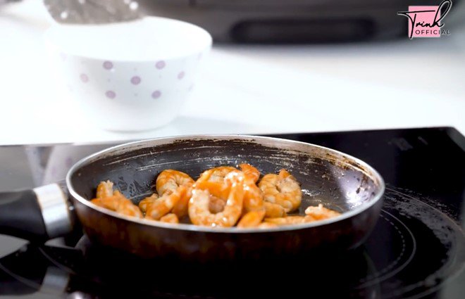 Ngọc Trinh nhờ giúp việc nấu 2 món ngon trong nhà triệu đô, chiếc chảo cũ mèm gây chú ý - 17