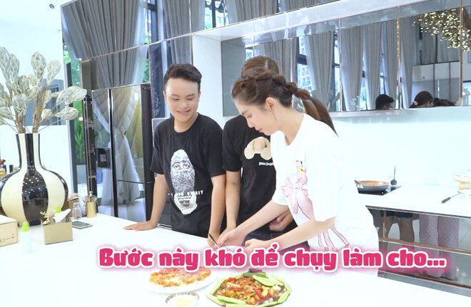 Ngọc Trinh nhờ giúp việc nấu 2 món ngon trong nhà triệu đô, chiếc chảo cũ mèm gây chú ý - 19