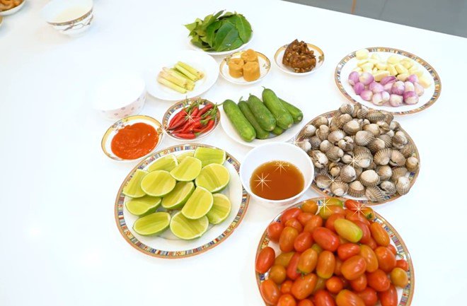 Ngọc Trinh nhờ giúp việc nấu 2 món ngon trong nhà triệu đô, chiếc chảo cũ mèm gây chú ý - 6