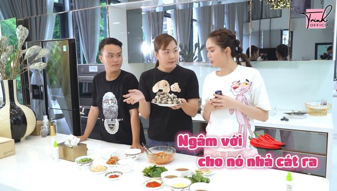 Ngọc Trinh nhờ giúp việc nấu 2 món ngon trong nhà triệu đô, chiếc chảo cũ mèm gây chú ý - 10