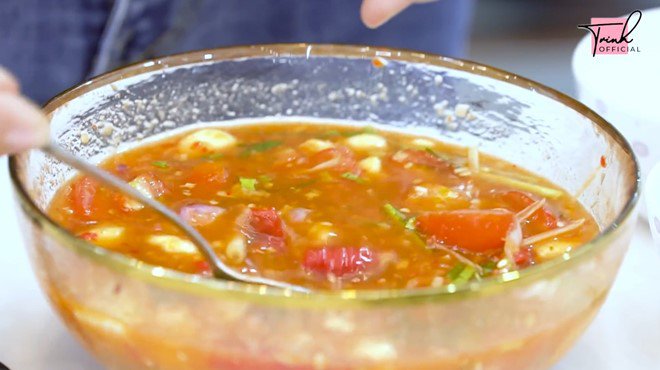 Ngọc Trinh nhờ giúp việc nấu 2 món ngon trong nhà triệu đô, chiếc chảo cũ mèm gây chú ý - 9