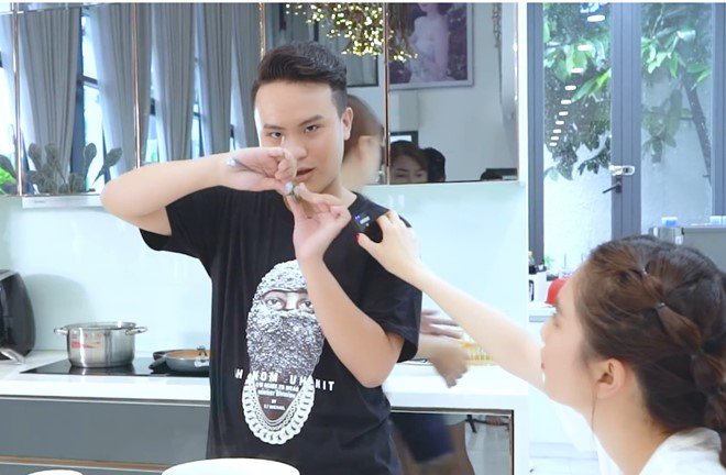 Ngọc Trinh nhờ giúp việc nấu 2 món ngon trong nhà triệu đô, chiếc chảo cũ mèm gây chú ý - 11