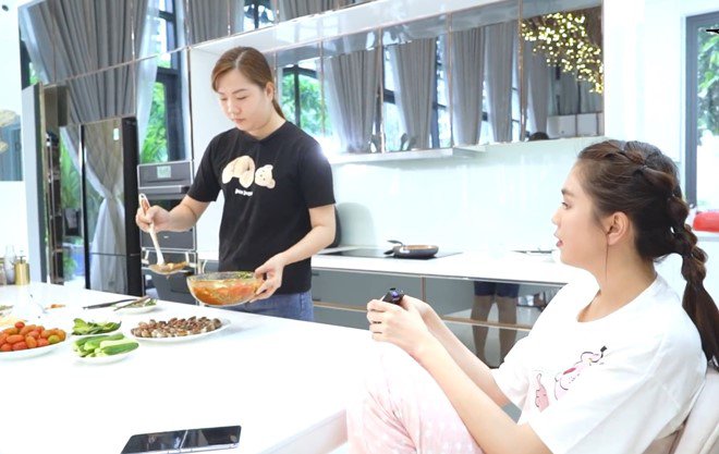 Ngọc Trinh nhờ giúp việc nấu 2 món ngon trong nhà triệu đô, chiếc chảo cũ mèm gây chú ý - 12