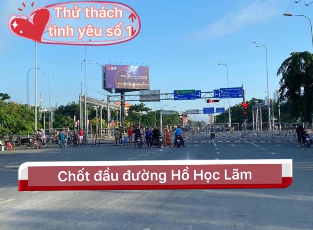 Những hình ảnh tình làng nghĩa xóm thân thương trong khu vực “phong tỏa chồng phong tỏa” ở TP.HCM - 1