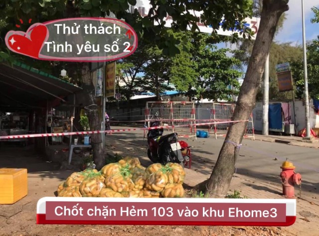 Những hình ảnh tình làng nghĩa xóm thân thương trong khu vực “phong tỏa chồng phong tỏa” ở TP.HCM - 3