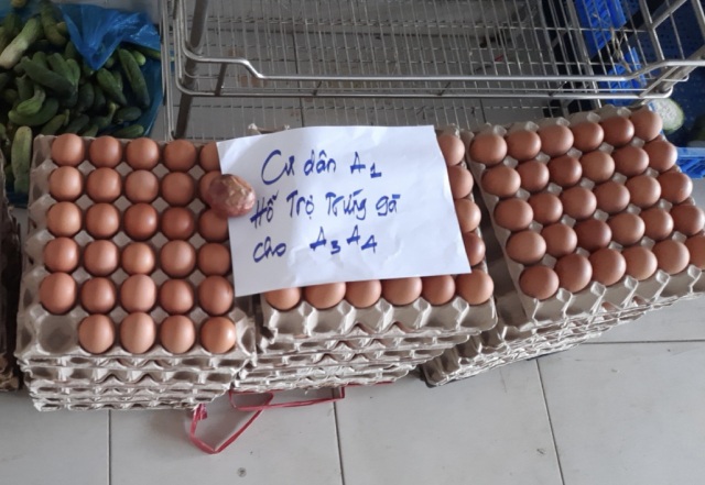 Những hình ảnh tình làng nghĩa xóm thân thương trong khu vực “phong tỏa chồng phong tỏa” ở TP.HCM - 10