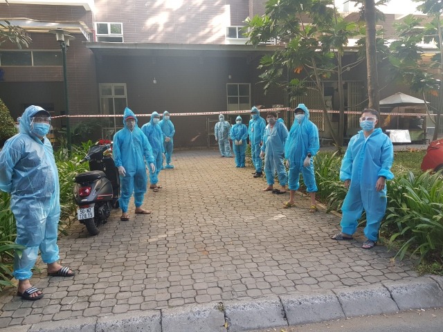 Những hình ảnh tình làng nghĩa xóm thân thương trong khu vực “phong tỏa chồng phong tỏa” ở TP.HCM - 11