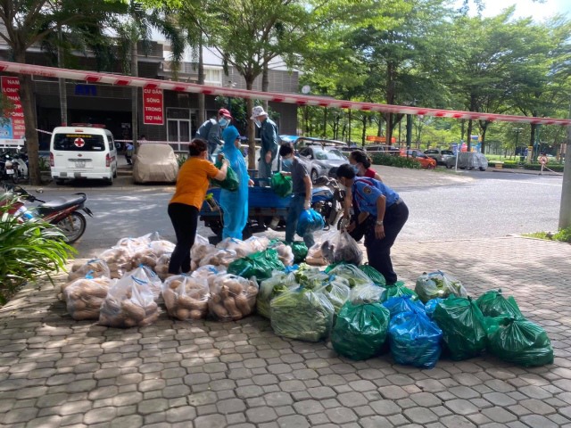 Những hình ảnh tình làng nghĩa xóm thân thương trong khu vực “phong tỏa chồng phong tỏa” ở TP.HCM - 12