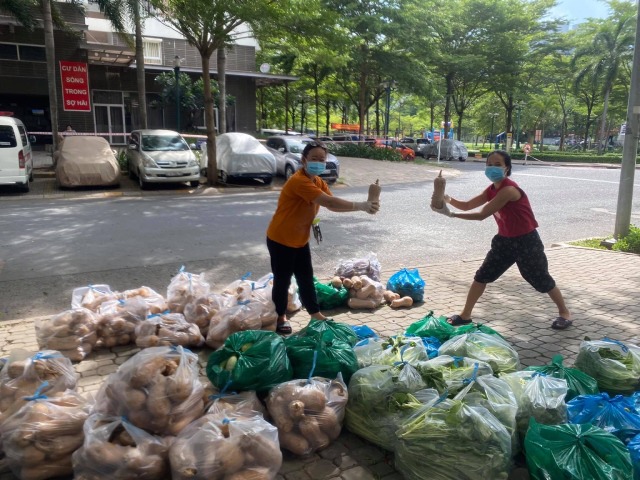 Những hình ảnh tình làng nghĩa xóm thân thương trong khu vực “phong tỏa chồng phong tỏa” ở TP.HCM - 13