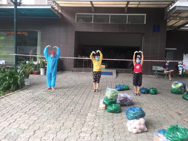 Những hình ảnh tình làng nghĩa xóm thân thương trong khu vực “phong tỏa chồng phong tỏa” ở TP.HCM - 14