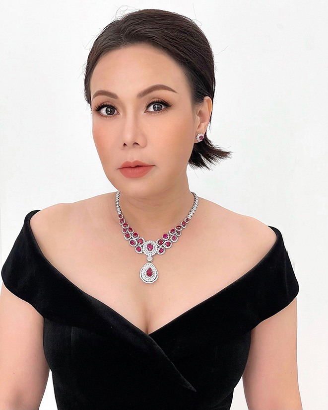 Sau loạt kiểu tóc tai phản chủ, Việt Hương cuối cùng cũng có một lần được CĐM tấm tắc khen