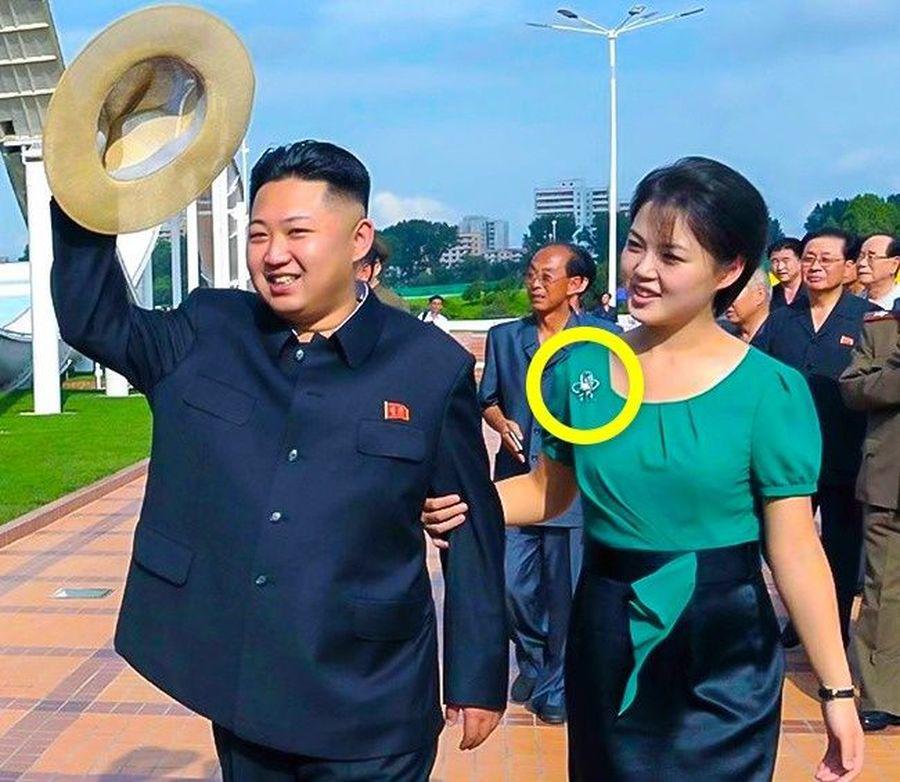 Nhan sắc xinh đẹp, phu nhân Chủ tịch Kim Jong-un chỉ mặc một kiểu trang phục - 10