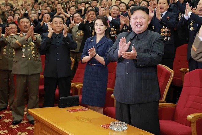 Nhan sắc xinh đẹp, phu nhân Chủ tịch Kim Jong-un chỉ mặc một kiểu trang phục - 11