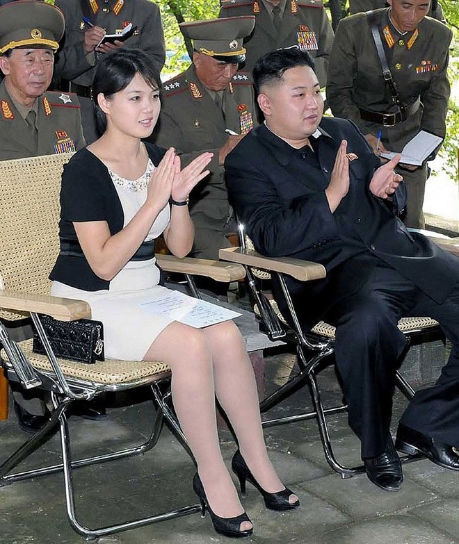 Nhan sắc xinh đẹp, phu nhân Chủ tịch Kim Jong-un chỉ mặc một kiểu trang phục - 9