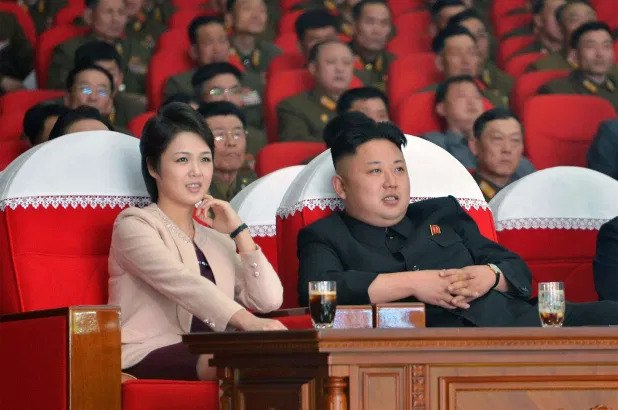 Nhan sắc xinh đẹp, phu nhân Chủ tịch Kim Jong-un chỉ mặc một kiểu trang phục mà vẫn toát lên phong độ - 12