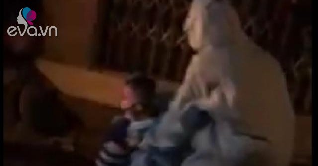 Bé trai sợ hãi, khóc nức nở khi phải lên xe cấp cứu vào khu cách ly lúc nửa đêm - Vimarsana News