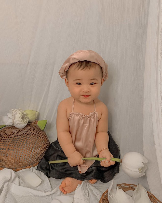 Bé gái 8 tháng tuổi trong bức ảnh đáng yêu này sẽ khiến bạn cười toe toét. Hãy cùng chiêm ngưỡng vẻ mặt hồn nhiên và đáng yêu của em bé khi được chụp hình tại Hồ sen.