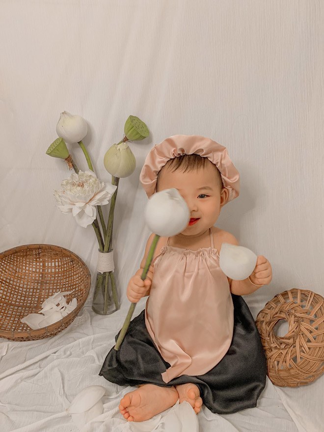 Bộ ảnh bé gái 8 tháng tuổi bên hoa sen: Chào đón mùa xuân với bộ ảnh cực xinh của bé gái 8 tháng tuổi bên hoa sen. Bức ảnh đầy màu sắc và sinh động này sẽ giúp bạn nâng cao tâm trạng trong những ngày đầu năm mới.