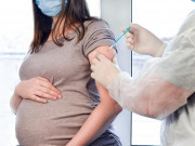 Bác sĩ sản khoa giải đáp: Có được tiêm vắc xin COVID-19 khi mang thai và cho con bú?