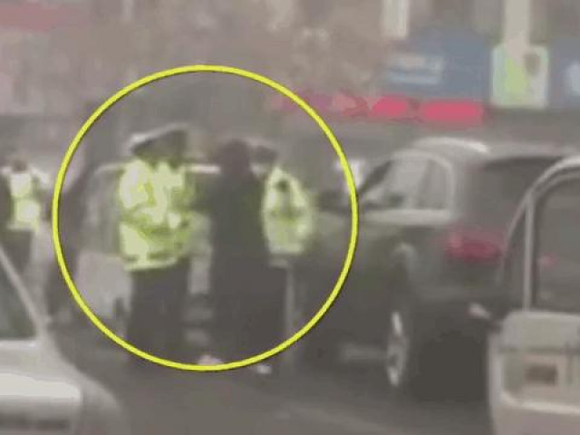 Nữ tài xế Audi cởi áo, hung hăng đánh cảnh sát ở giữa đường