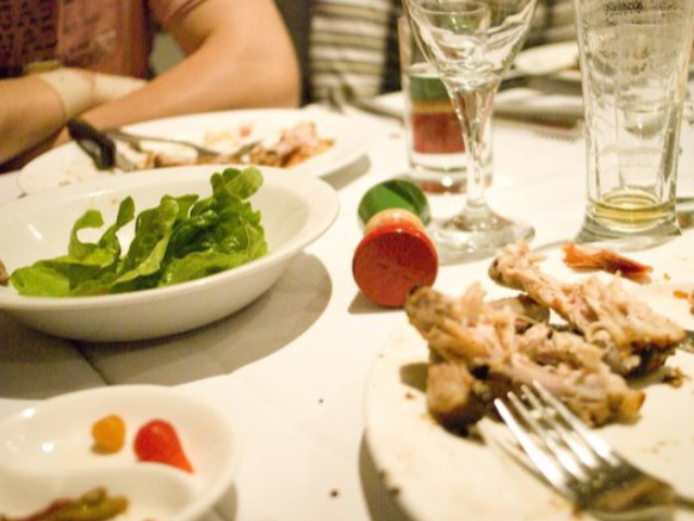 10 thói quen tưởng lịch sự mà hóa vô duyên cần tránh khi đi ăn