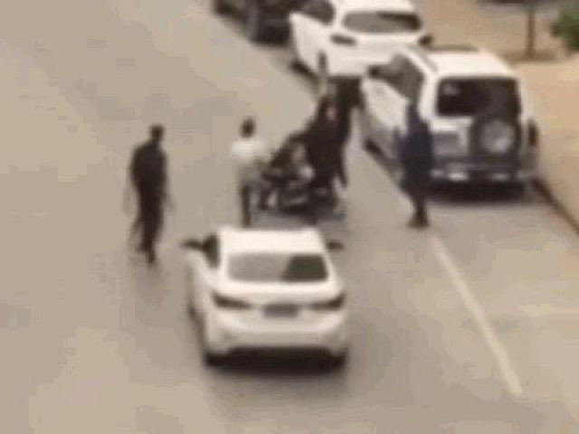Người phụ nữ trông xe bị nhóm côn đồ hành hung ngay giữa đường