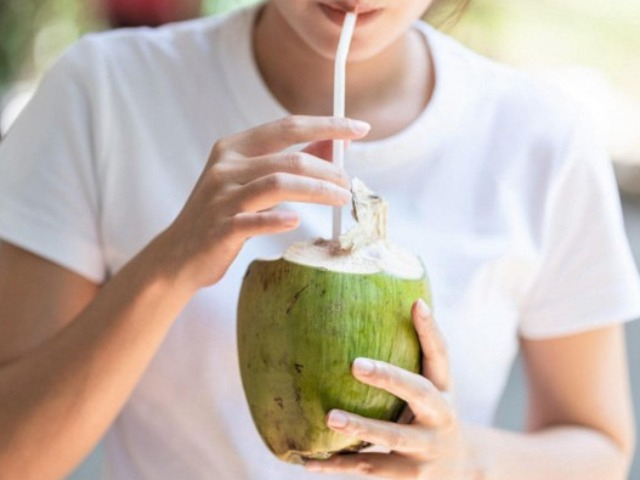 Có nên uống nước dừa mỗi ngày? Những thời điểm nên tránh uống nước dừa