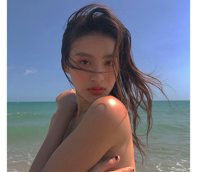 Từ cách đây khoảng 2 - 3 năm, Dương Minh Ngọc (sinh năm 1996) đã là một gái xinh đình đám trên Instagram. Cô nàng sở hữu ngoại hình cao ráo cùng gương mặt xinh đẹp không lẫn vào đâu được.

