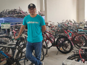 Chàng trai miệt mài tái chế xe đạp cũ thành mới, tặng cho hàng ngàn học sinh khắp cả nước