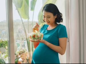 Mang thai cần kiêng thực phẩm gì? Những thứ bà bầu tránh ăn, có loại cực kỳ quen thuộc