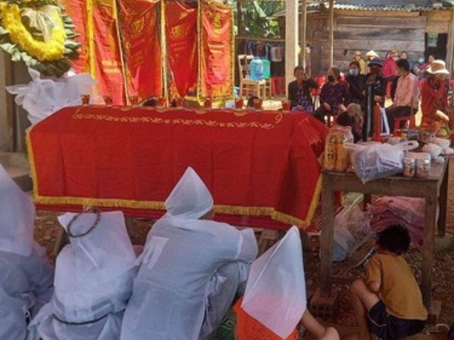 Tin tức 24h: Áo tang thay màu áo cưới trong vụ tai nạn thảm khốc tại Quảng Bình