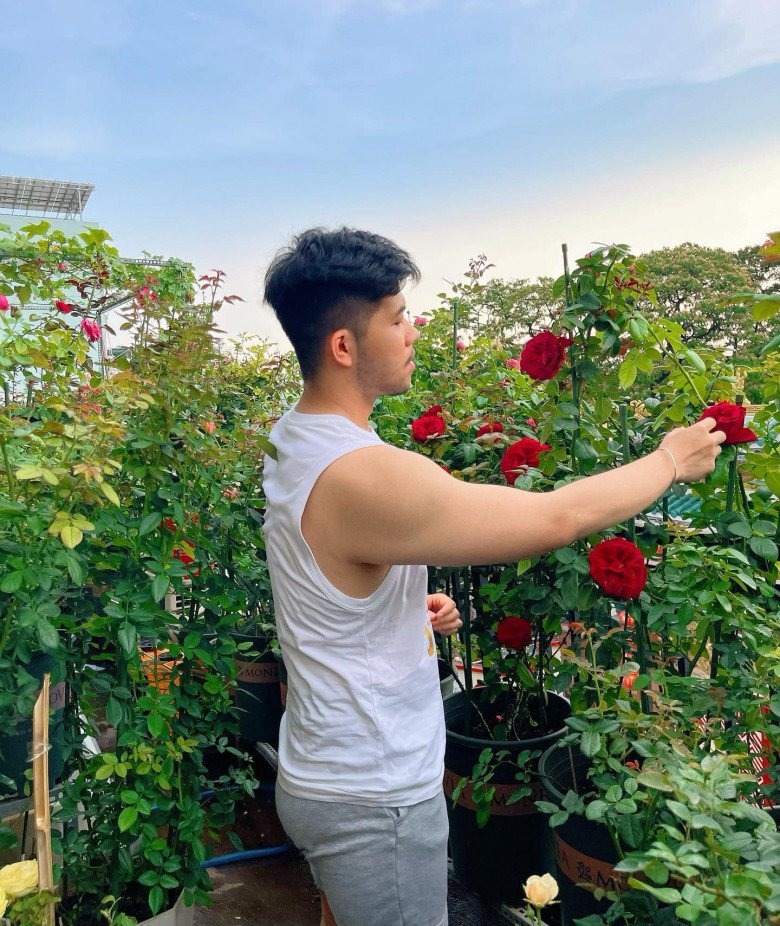 Trai đẹp Sài Gòn trồng hồng ngoại trên sân thượng, được khu vườn ngát hương, hoa cắm không xuể - 9