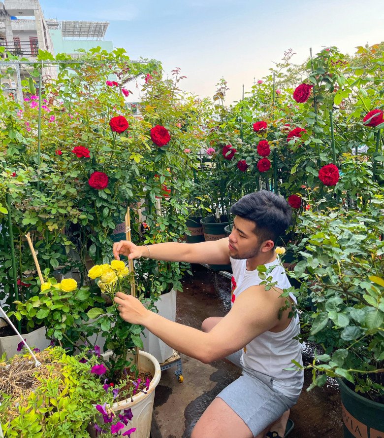 Trai đẹp Sài Gòn trồng hồng ngoại trên sân thượng, được khu vườn ngát hương, hoa cắm không xuể - 10