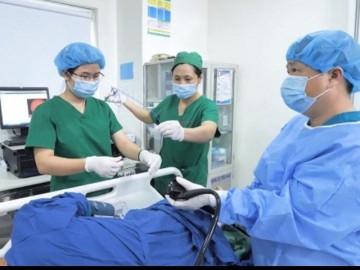 Cô gái Hà Nội đi khám vì đau tức bụng, bác sĩ giật mình khi nhìn kết quả nội soi