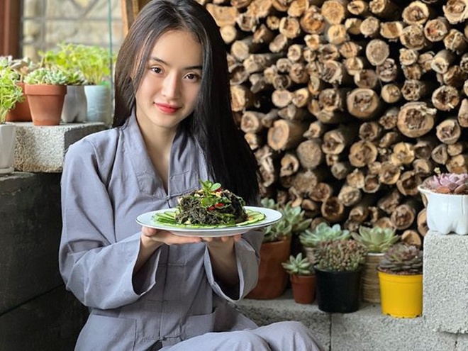 Em Gái Xinh Đẹp Của Angela Phương Trinh Lần Đầu Làm Món Ăn Này, Được Khen  Giỏi Và Khéo