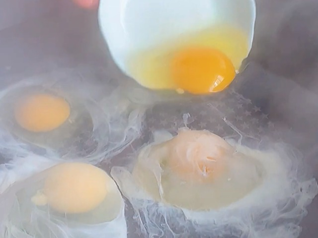 Luộc trứng trần bị sủi bọt, lòng trắng vỡ tan, đầu bếp mách chiêu này quả nào cũng tròn đẹp