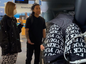 DJ gợi cảm nhất Châu Á phải cởi quần giữa sân bay vì in chữ tục tĩu