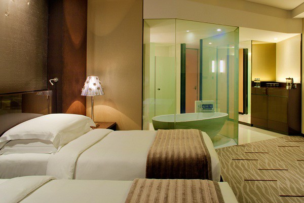 Phòng tắm khách sạn được thiết kế kính “trong veo”, biết lý do bạn sẽ phải ngỡ ngàng - 3