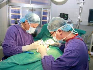 Nam sinh 16 tuổi phải cắt tinh hoàn vì chủ quan, bác sĩ chỉ dấu hiệu cần nhập viện ngay lập tức