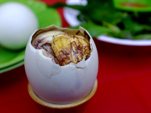 Ăn trứng vịt lộn có tác dụng gì? Những người này nên tránh ăn trứng vịt lộn