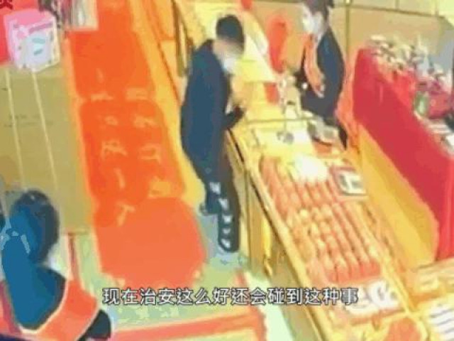 2 nữ nhân viên dùng tay không tóm gọn tên cướp tiệm vàng