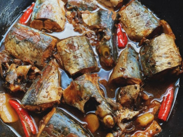 Món ngon cuối tuần: Cá nục kho nước dừa đằm thắm, trả cơm