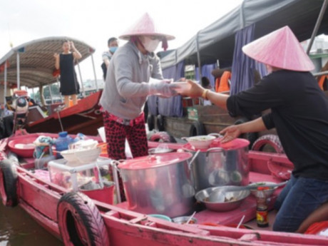Độc đáo ghe bún riêu màu hồng nổi bật giữa chợ nổi miền Tây