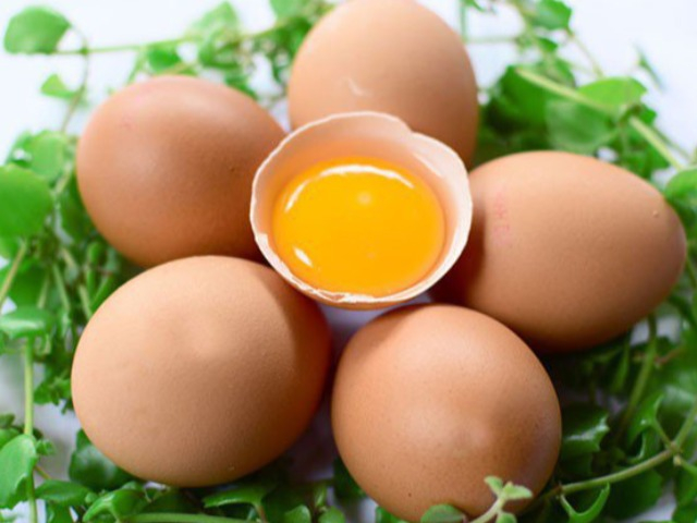 Ăn trứng gà sống có tác dụng gì? Những mối nguy ai cũng cần biết trước khi ăn trứng sống