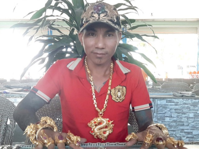 4 đại gia Việt có sở thích đeo vàng kín người: Người đeo để khách hàng đến lấy vía, người mang hẳn 116 cây vàng vì thích