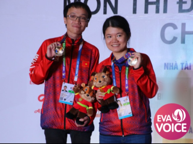 Ấn tượng cặp vợ chồng kì thủ Việt nắm tay nhau giành HCV SEA Games 31