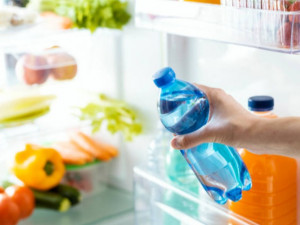 Chai nhựa đựng nước trong tủ lạnh sinh ra chất gây ung thư? Đây là lời giải bất ngờ từ chuyên gia