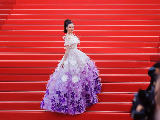 Lý Nhã Kỳ làm công chúa hoa oải hương trên thảm đỏ LHP Cannes 2022